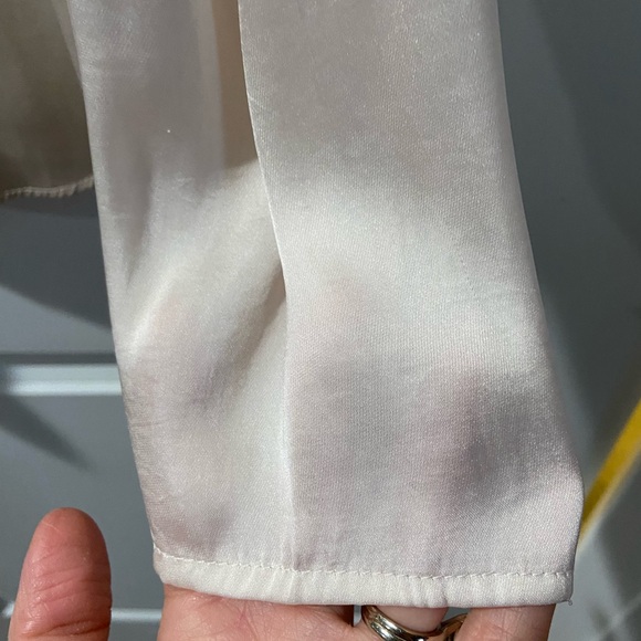 Banana Republic Petite Women’s Cream V-Neck Blouse - Picture 5 of 6